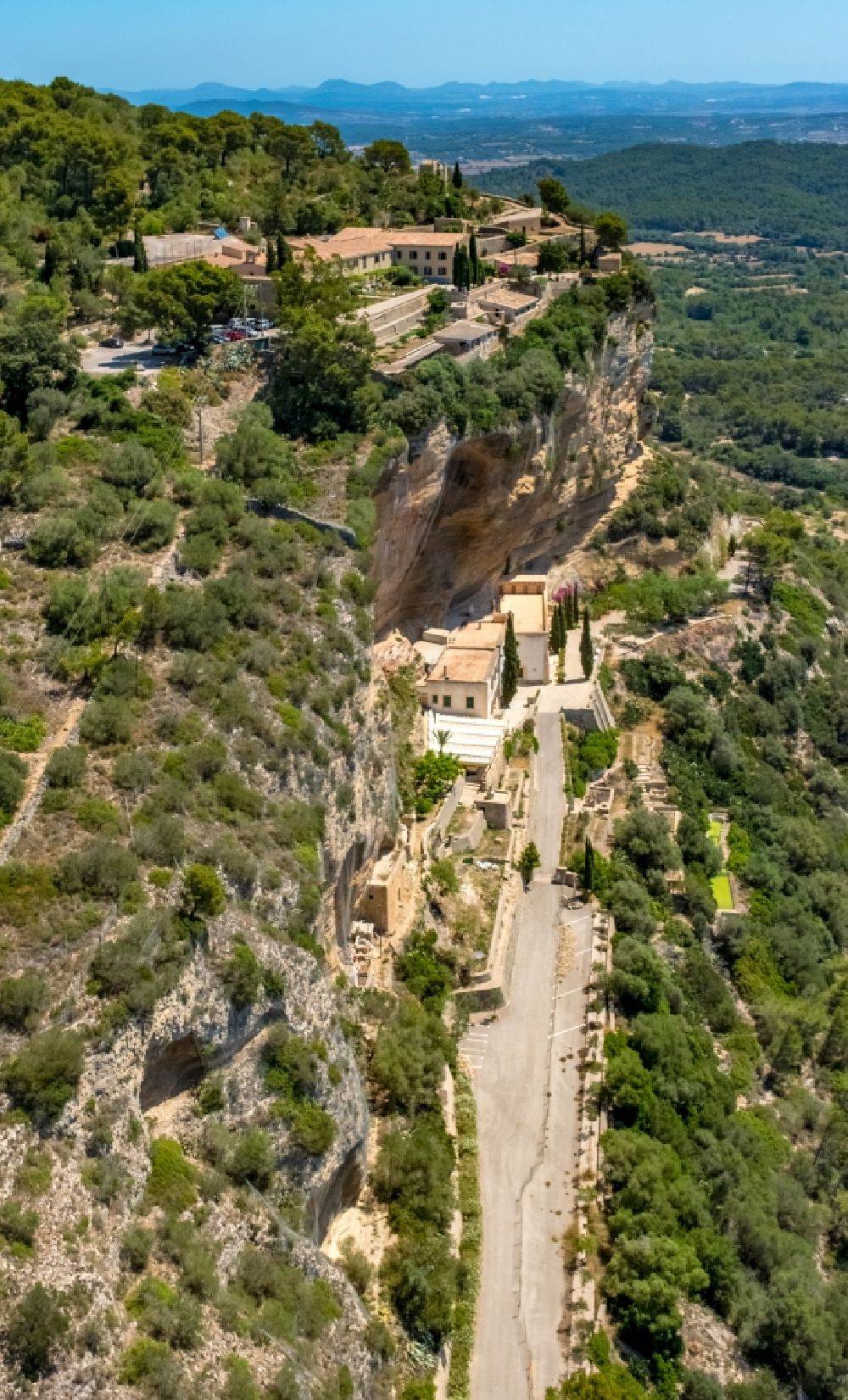 Algaida aus der Vogelperspektive: Felsen- und Berglandschaft Ermita de Sant Honorat und Santuari de Gracia in Algaida in Balearische Insel Mallorca, Spanien
