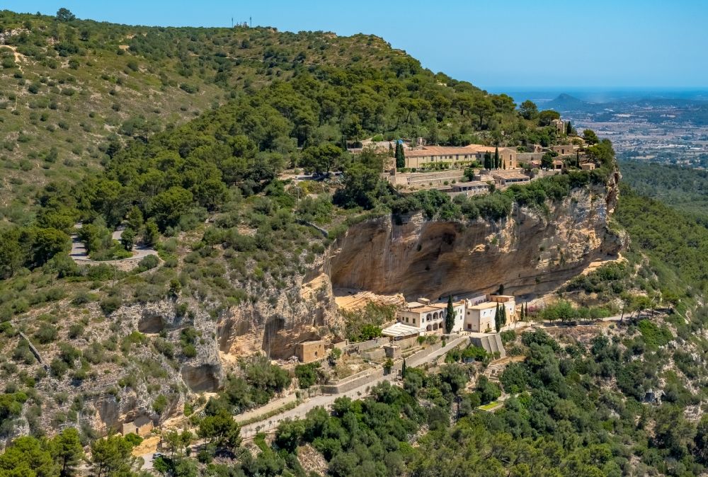 Algaida aus der Vogelperspektive: Felsen- und Berglandschaft Ermita de Sant Honorat und Santuari de Gracia in Algaida in Balearische Insel Mallorca, Spanien