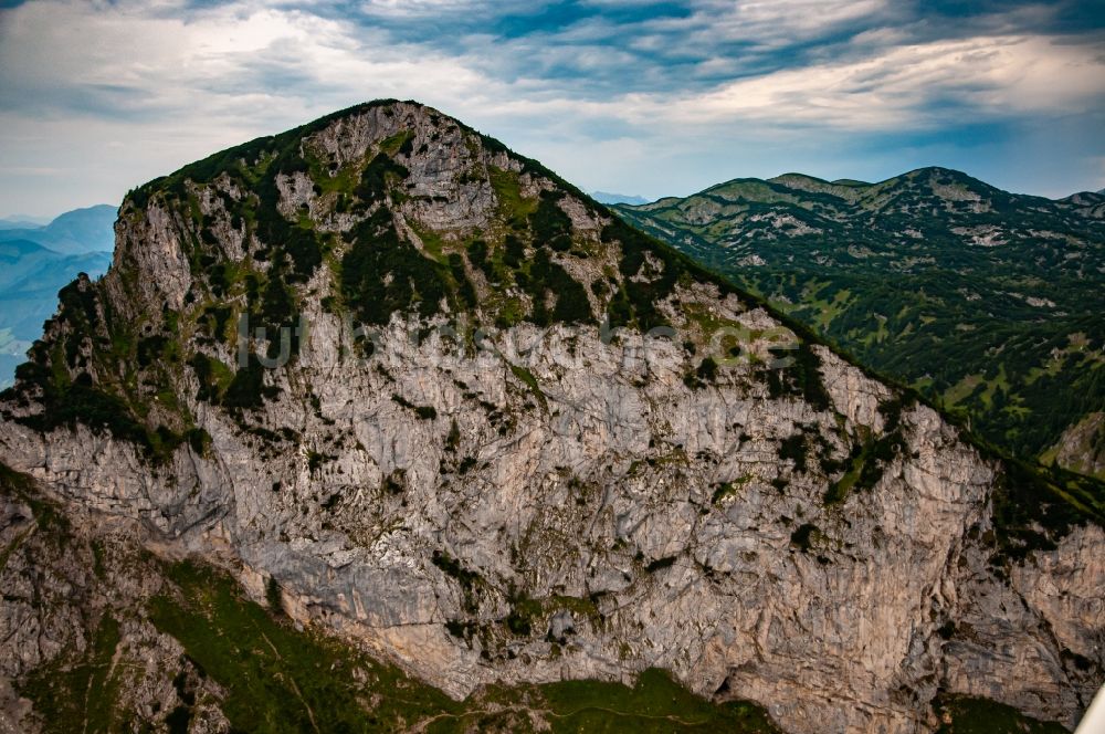 Luftbild Eisenerz - Felsen- und Berglandschaft des Freimauer mit Freimauerhöhle in Eisenerz in Steiermark, Österreich