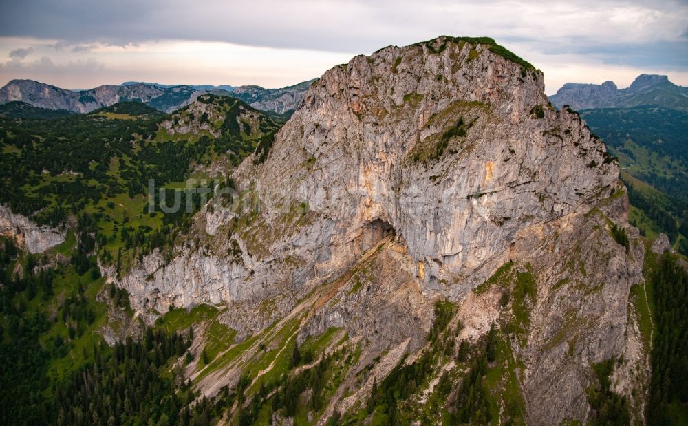 Luftaufnahme Eisenerz - Felsen- und Berglandschaft des Freimauer mit Freimauerhöhle in Eisenerz in Steiermark, Österreich