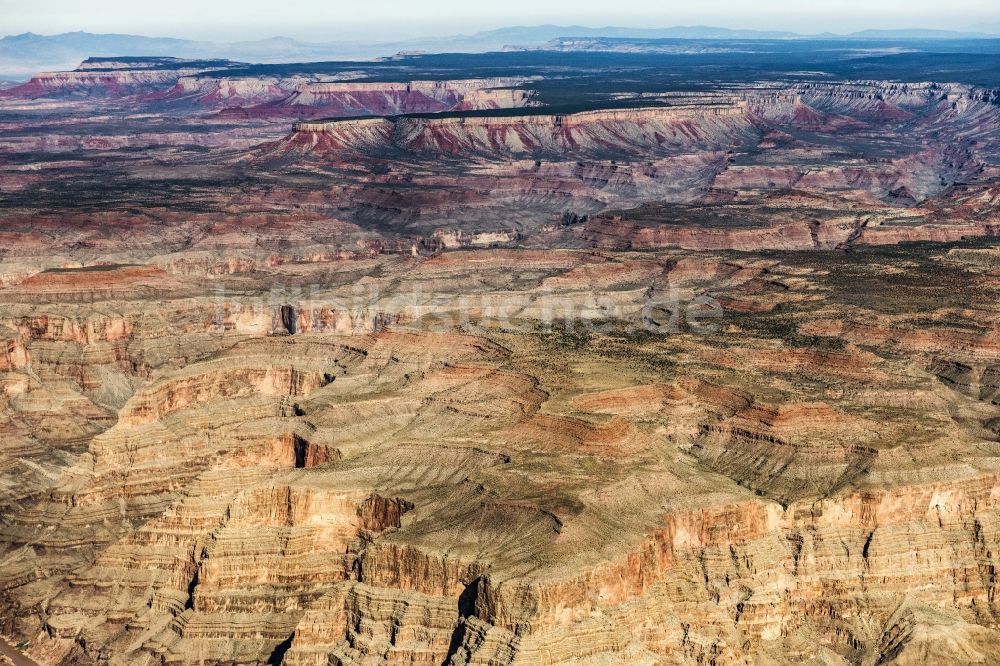 North Rim aus der Vogelperspektive: Felsen- und Berglandschaft des Grand Canyon National Park in North Rim in Arizona, USA