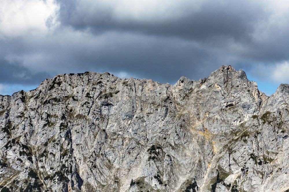 Gröbming aus der Vogelperspektive: Felsen- und Berglandschaft in Gröbming in Steiermark, Österreich