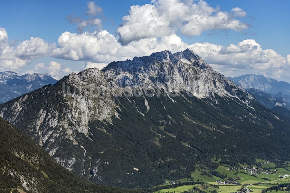 Luftbild Tauplitz - Felsen- und Berglandschaft des Grimming er ist ein isolierter Gebirgsstock der zum Dachsteingebirge gezählt wird in Tauplitz in Steiermark, Österreich