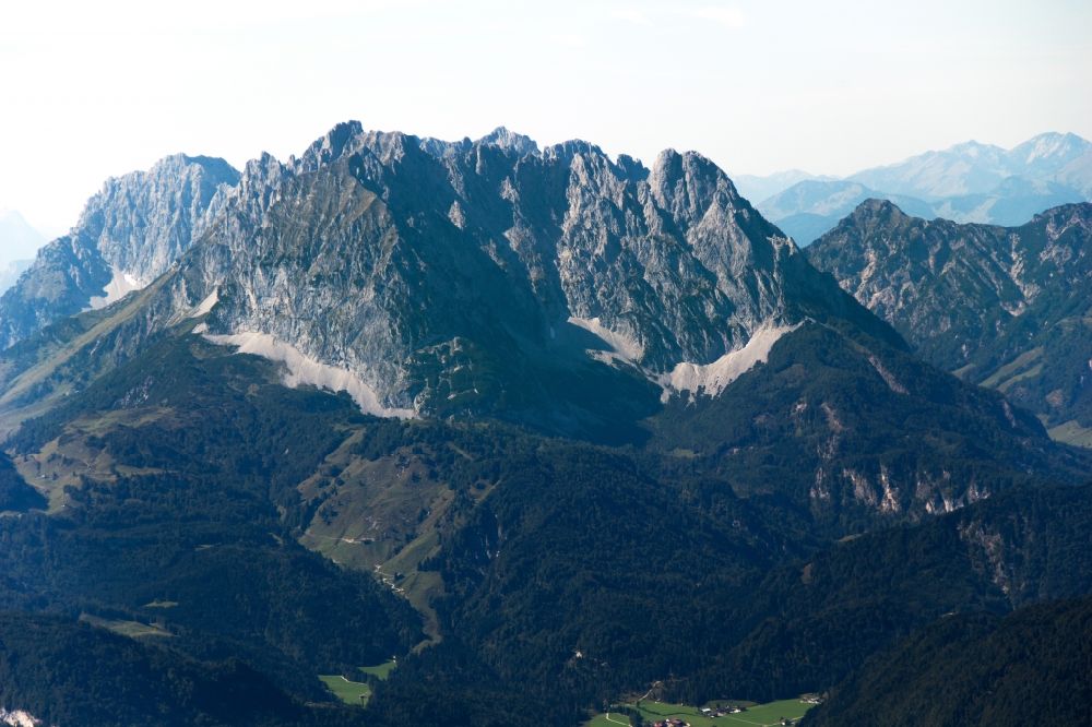 Luftbild Sankt Johann in Tirol - Felsen- und Berglandschaft vom Kaisergebirge bei Sankt Johann in Tirol in Österreich