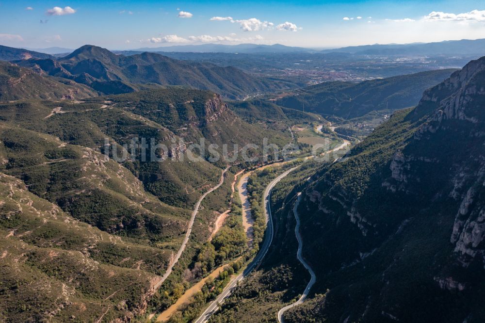Monestir de Montserrat aus der Vogelperspektive: Felsen- und Berglandschaft Montserrat in Monestir de Montserrat in Catalunya - Katalonien, Spanien