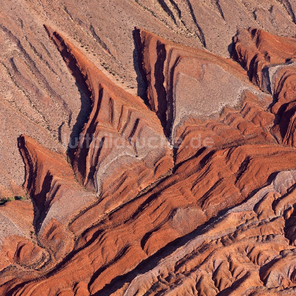 Colorado Plateau von oben - Felsen- und Berglandschaft nahe Blanding auf dem Colorado Plateau in Utah, USA