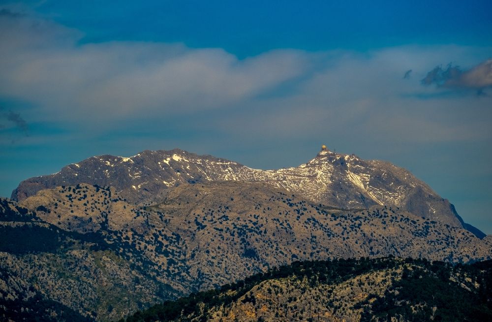 Escorca aus der Vogelperspektive: Felsen- und Berglandschaft des Puig Major in Escorca in Balearische Insel Mallorca, Spanien