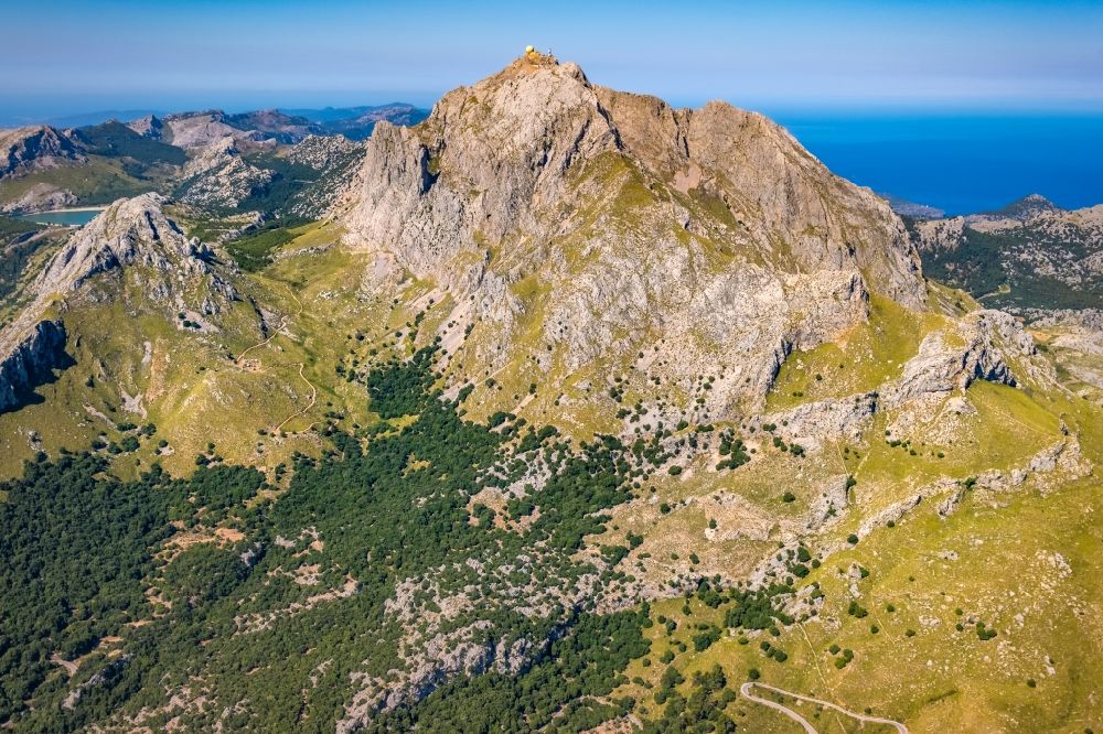 Escorca von oben - Felsen- und Berglandschaft des Puig Major in Escorca in Balearische Insel Mallorca, Spanien