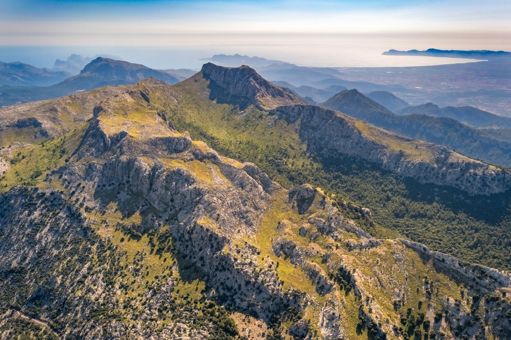 Escorca aus der Vogelperspektive: Felsen- und Berglandschaft am Puig de Massanella in Escorca in Balearische Inseln, Spanien
