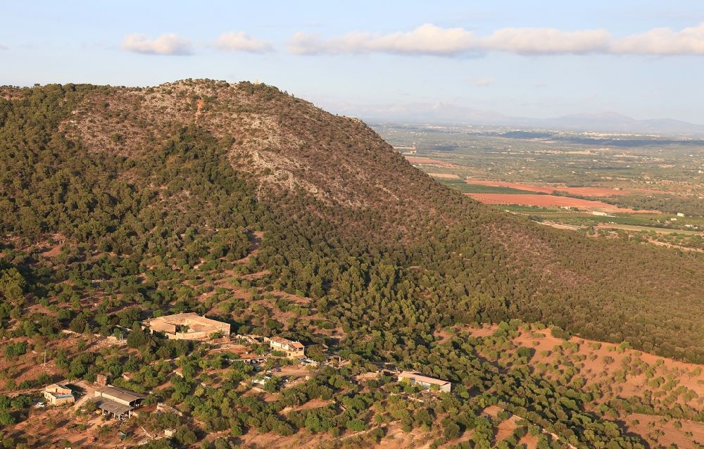 Luftbild Puig de Santa Magdalena Inca - Felsen- und Berglandschaft Puig de Santa Magdalena Inca in Mallorca auf der balearischen Mittelmeerinsel Mallorca, Spanien