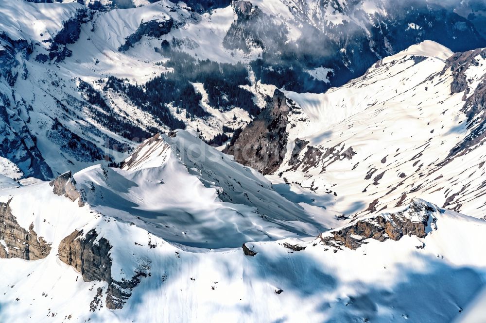 Luftaufnahme Saxeten - Felsen- und Berglandschaft Schnee bedeckt im Kanton Bern, Schweiz