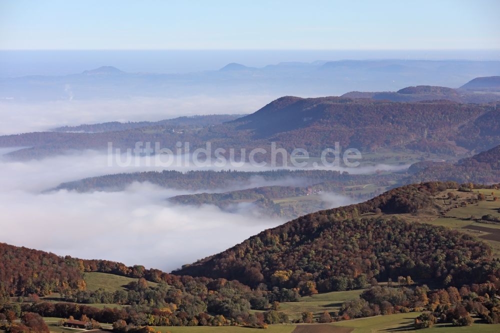Wiesensteig von oben - Felsen- und Berglandschaft der Schwäbischen Alp mit Hochnebel- Wolkenschichten bei Wiesensteig im Bundesland Baden-Württemberg