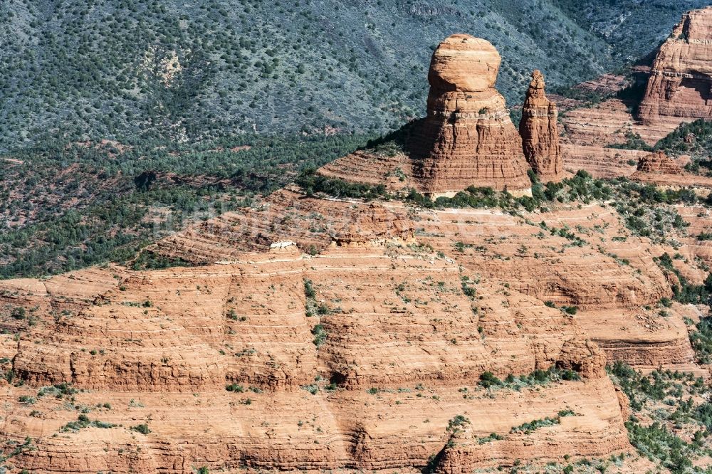 Sedona aus der Vogelperspektive: Felsen- und Berglandschaft in Sedona in Arizona, USA