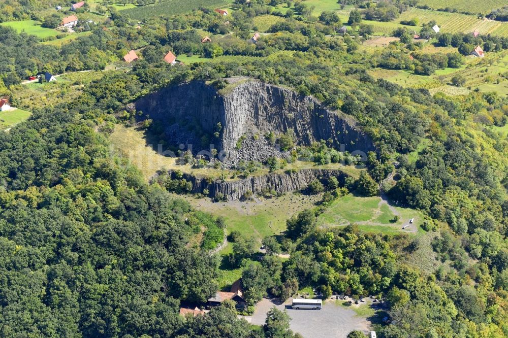 Monoszlo von oben - Felsen- und Berglandschaft Spitzausblick in Monoszlo in Wesprim, Ungarn
