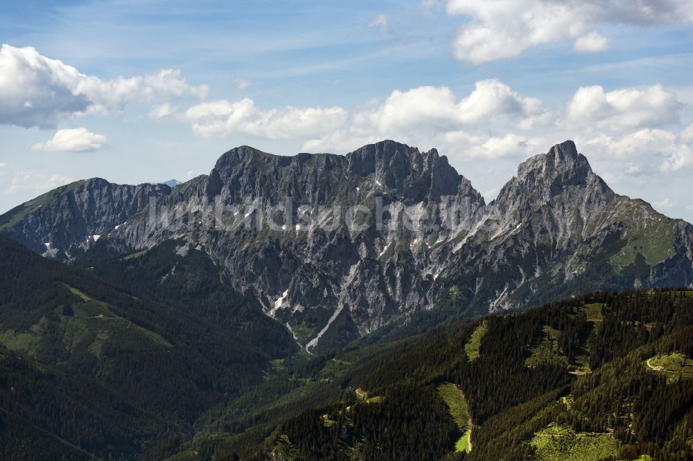 Luftaufnahme Brandschink - Felsen- und Berglandschaft der Österreichischen Alpen am Nationalpark Gesäuse in Brandschink in Steiermark, Österreich