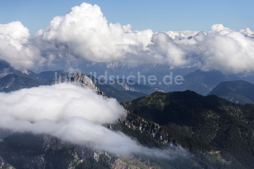 Tirol aus der Vogelperspektive: Felsen- und Berglandschaft in in Tirol, Österreich