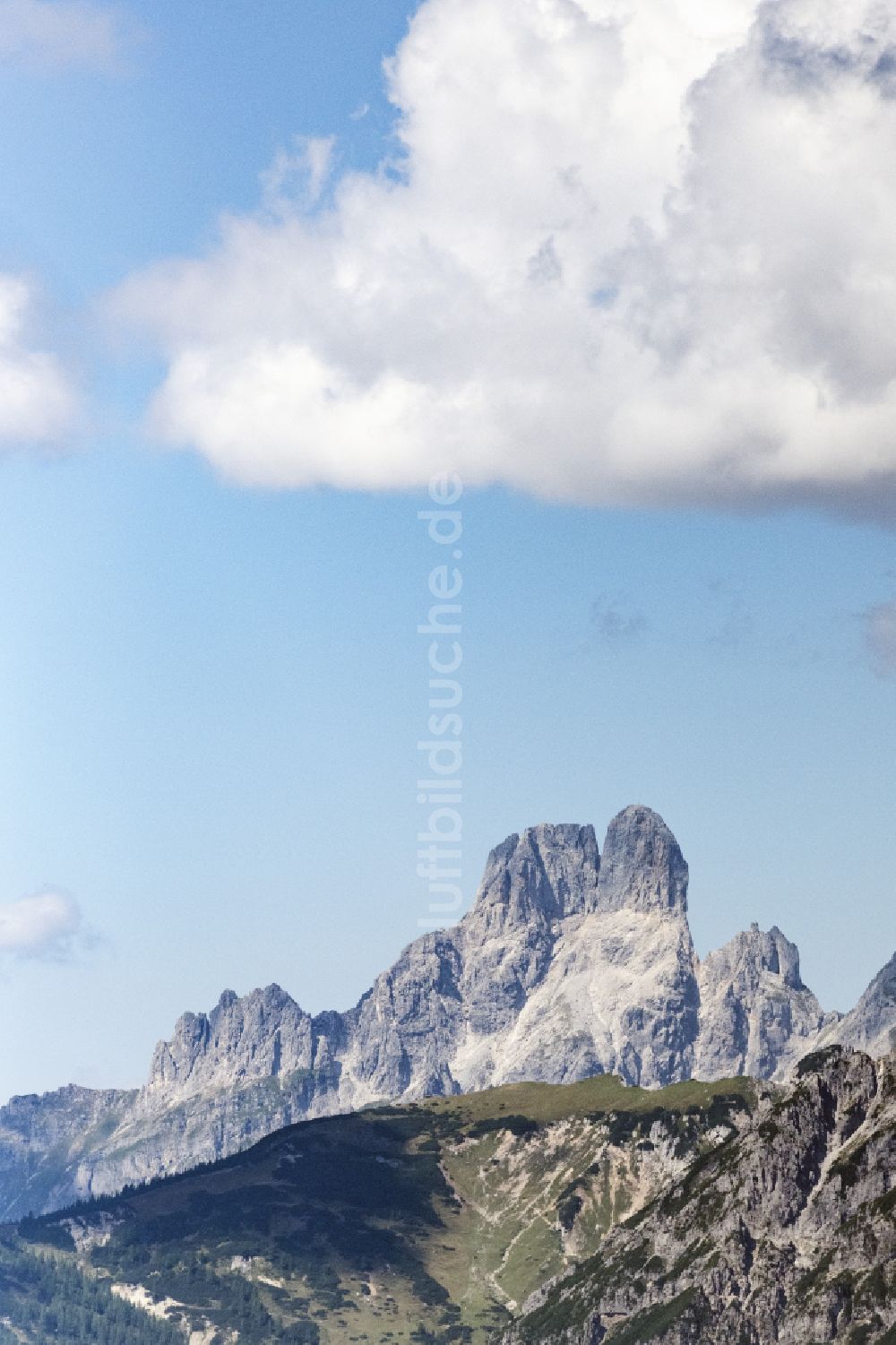 Warter aus der Vogelperspektive: Felsen- und Berglandschaft im westlichen Teil des Dachsteingebirges mit den Gipfeln der Bischofsmütze in Warter in Salzburg, Österreich