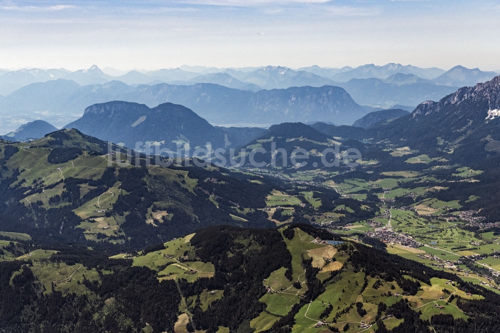 Ellmau von oben - Felsen- und Berglandschaft am Wilden Kaiser, Asbergsee und Elmau in Ellmau in Tirol, Österreich