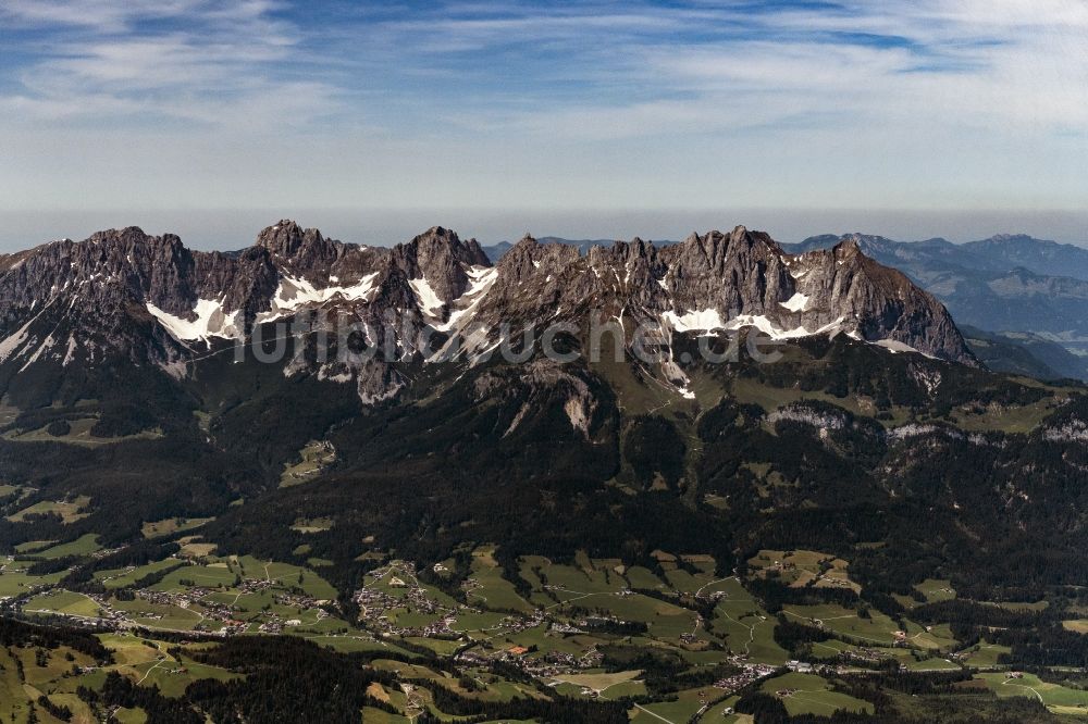 Ellmau von oben - Felsen- und Berglandschaft Wilden Kaiser in Ellmau in Tirol, Österreich