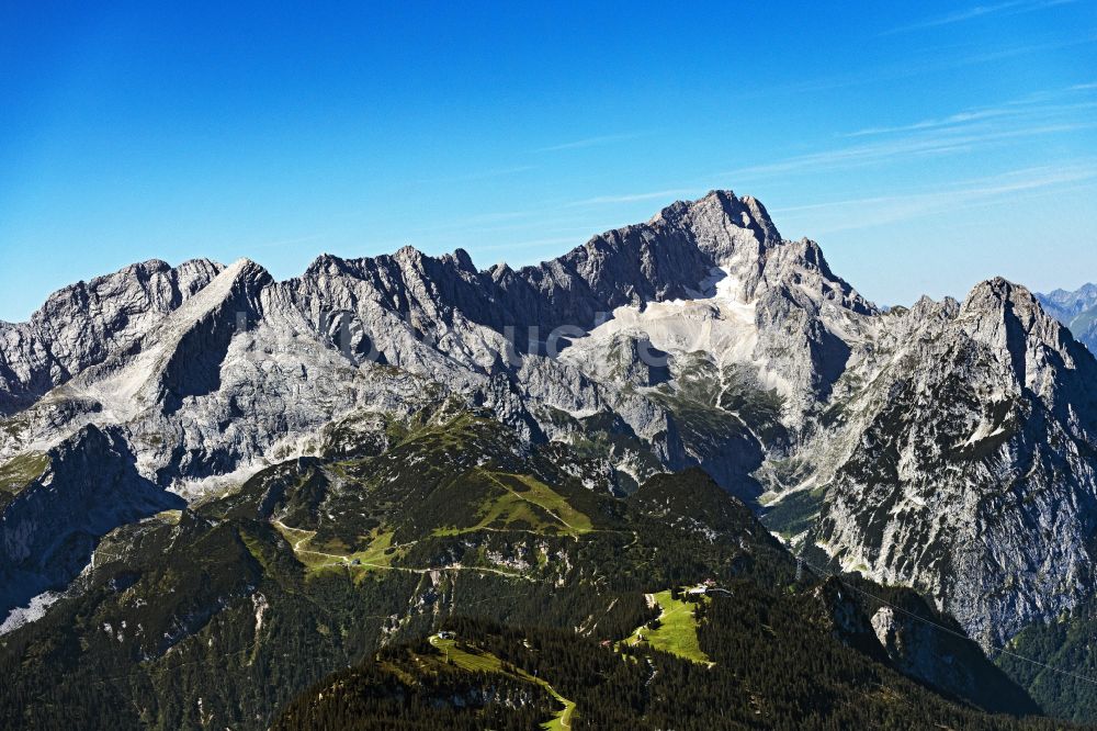 Luftaufnahme Grainau - Felsen- und Berglandschaft des Zugspitzmassiv mit den Gipfeln der Zugspitze, Alpspitze und Kreuzeck in Grainau im Bundesland Bayern, Deutschland