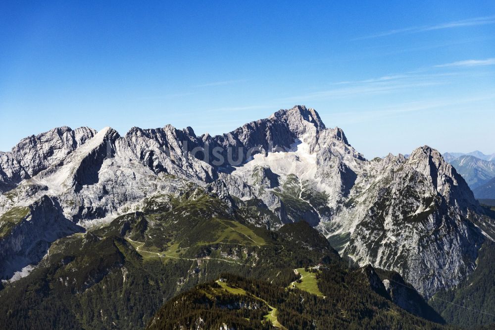 Grainau von oben - Felsen- und Berglandschaft des Zugspitzmassiv mit den Gipfeln der Zugspitze, Alpspitze und Kreuzeck in Grainau im Bundesland Bayern, Deutschland