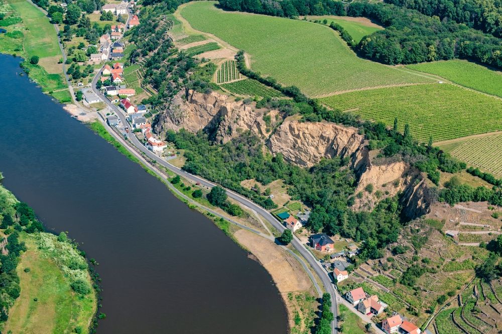 Seusslitz aus der Vogelperspektive: Felsen- Küsten- Landschaft an der Elbe in Seusslitz im Bundesland Sachsen, Deutschland