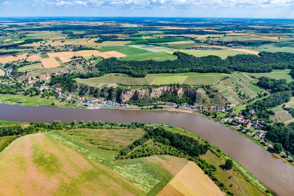 Luftaufnahme Seusslitz - Felsen- Küsten- Landschaft an der Elbe in Seusslitz im Bundesland Sachsen, Deutschland