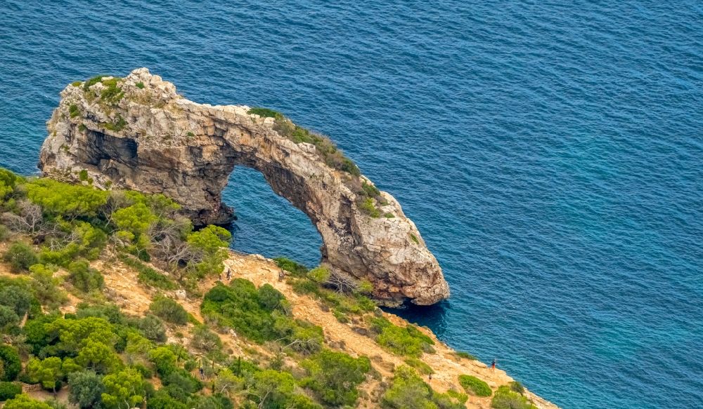 Santany aus der Vogelperspektive: Felsen- Küsten- Landschaft mit der Felsformation Mirador des Pontàs am Balearen-Meer in Santany in Islas Baleares, Spanien