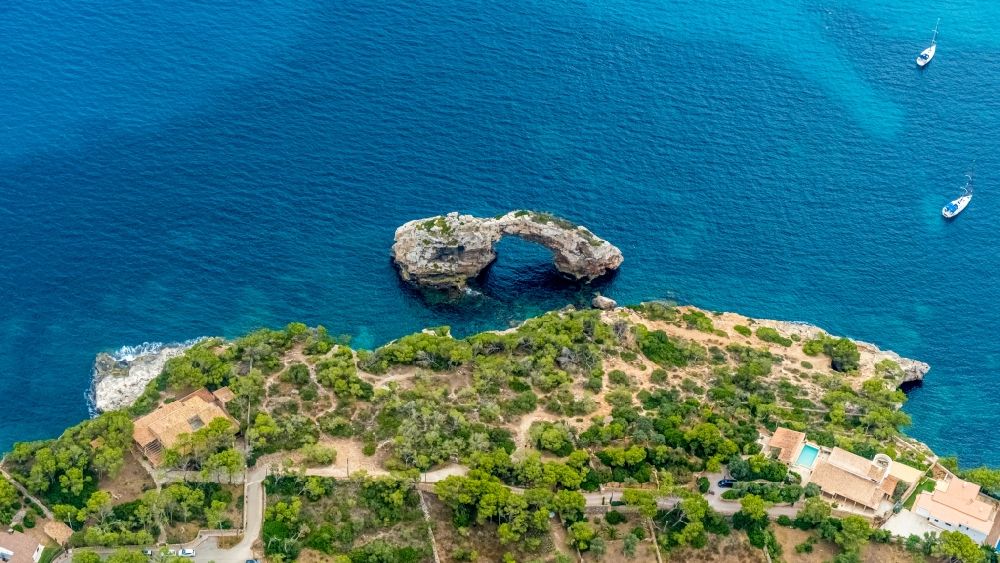 Santany von oben - Felsen- Küsten- Landschaft mit der Felsformation Mirador des Pontàs am Balearen-Meer in Santany in Islas Baleares, Spanien