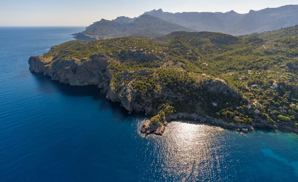 Alconasser von oben - Felsen- Küsten- Landschaft an der Steilküste in Alconasser in Balearische Insel Mallorca, Spanien
