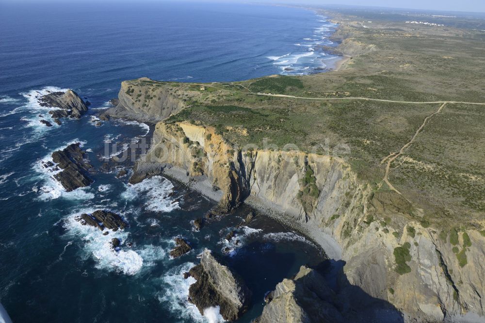 Aljezur von oben - Felsen- Küsten- Landschaft an der Steilküste des Atlantik in Aljezur in Faro, Portugal