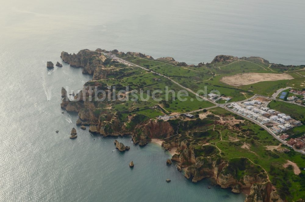 Lagos aus der Vogelperspektive: Felsen- Küsten- Landschaft an der Steilküste des Atlantischen Ozeans in Lagos in Faro, Portugal