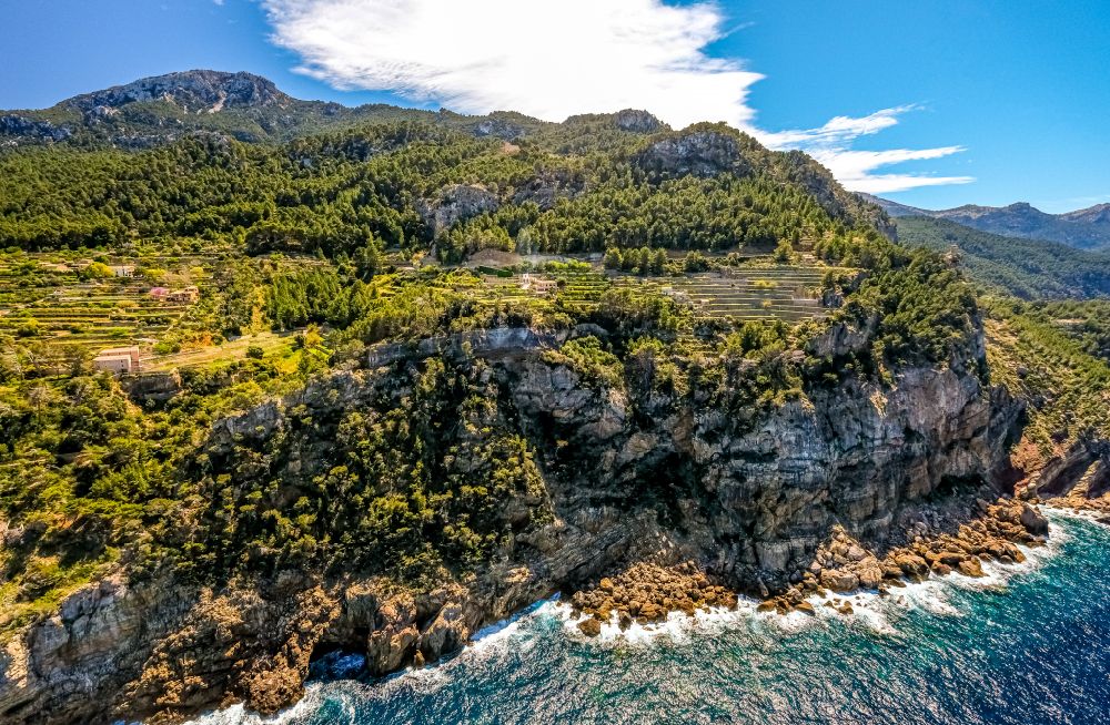 Luftbild Banyalbufar - Felsen- Küsten- Landschaft an der Steilküste am Balearen-Meer in Banyalbufar in Balearische Insel Malorca, Spanien