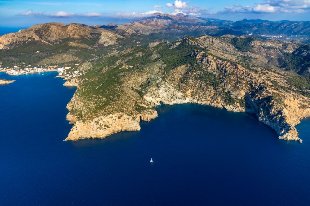 Andratx von oben - Felsen- Küsten- Landschaft an der Steilküste bei der Bucht Cala d'en Tió in Andratx in Balearische Insel Mallorca, Spanien