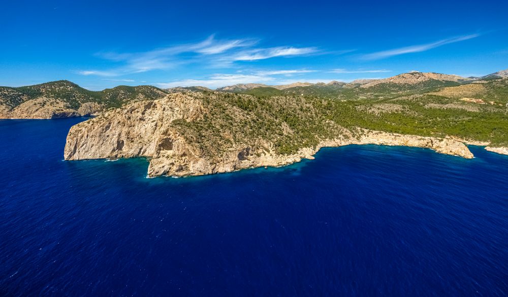 Port d'Andratx von oben - Felsen- Küsten- Landschaft an der Steilküste bei Port d'Andratx in Balearische Inseln, Spanien