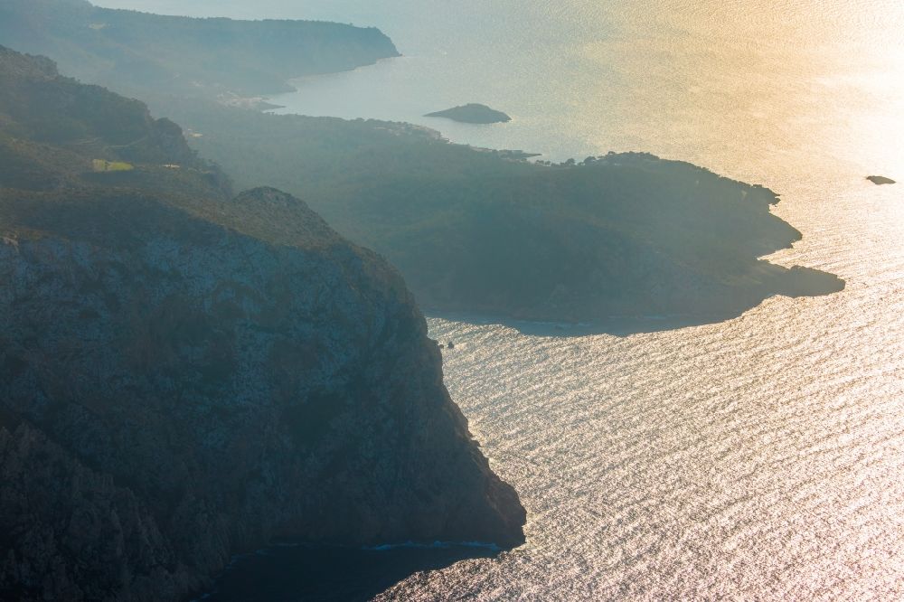 Andratx aus der Vogelperspektive: Felsen- Küsten- Landschaft an der Steilküste bei Punta Blanca in Andratx in Balearische Inseln, Spanien