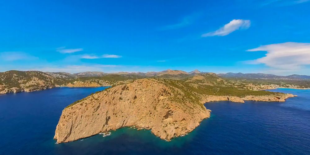 Cala Fornells von oben - Felsen- Küsten- Landschaft an der Steilküste in Cala Fornells in Balearische Inseln, Spanien