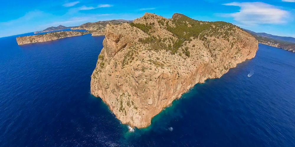 Port d'Andratx aus der Vogelperspektive: Felsen- Küsten- Landschaft an der Steilküste Cap des Llamp bei Port d'Andratx in Balearische Inseln, Spanien