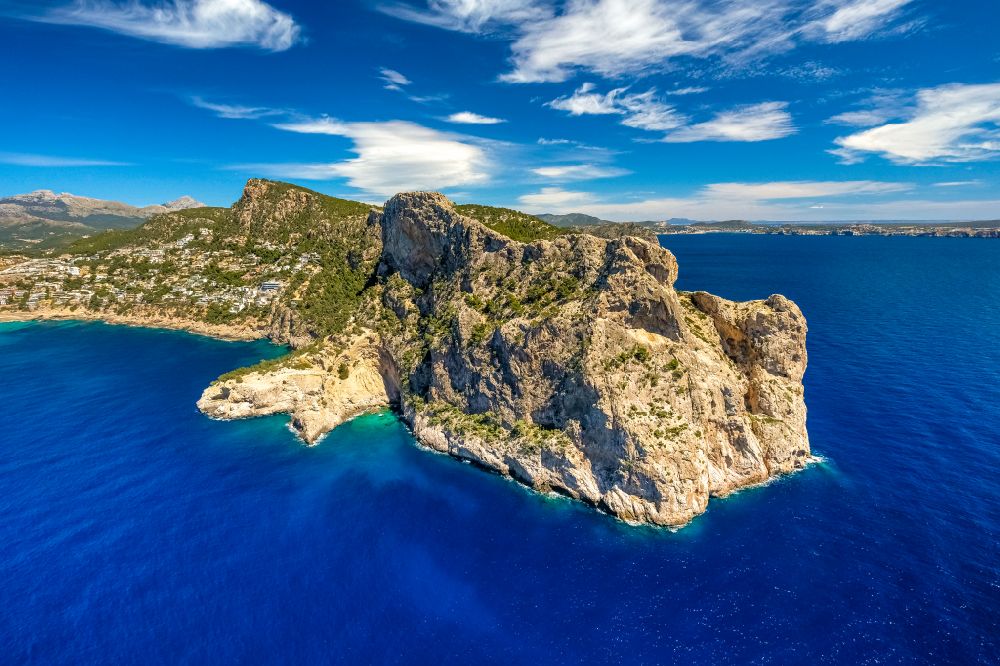 Luftaufnahme Port d'Andratx - Felsen- Küsten- Landschaft an der Steilküste Cap des Llamp bei Port d'Andratx in Balearische Inseln, Spanien