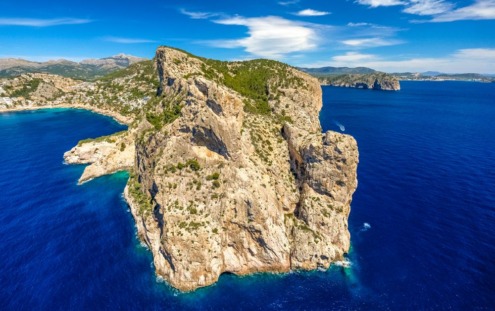 Port d'Andratx aus der Vogelperspektive: Felsen- Küsten- Landschaft an der Steilküste Cap des Llamp bei Port d'Andratx in Balearische Inseln, Spanien