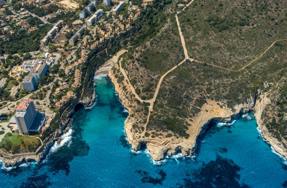 Cales de Mallorca aus der Vogelperspektive: Felsen- Küsten- Landschaft an der Steilküste an der Carrer de Cala Antena in Cales de Mallorca in Balearische Insel Mallorca, Spanien