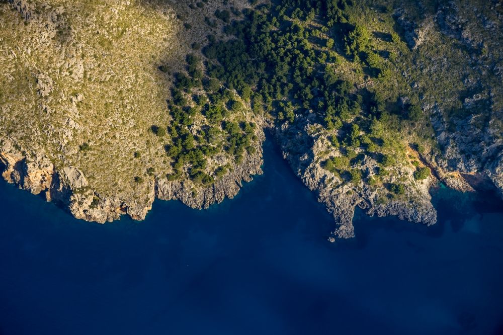 Luftaufnahme Escorca - Felsen- Küsten- Landschaft an der Steilküste in Escorca in Balearische Insel Malorca, Spanien