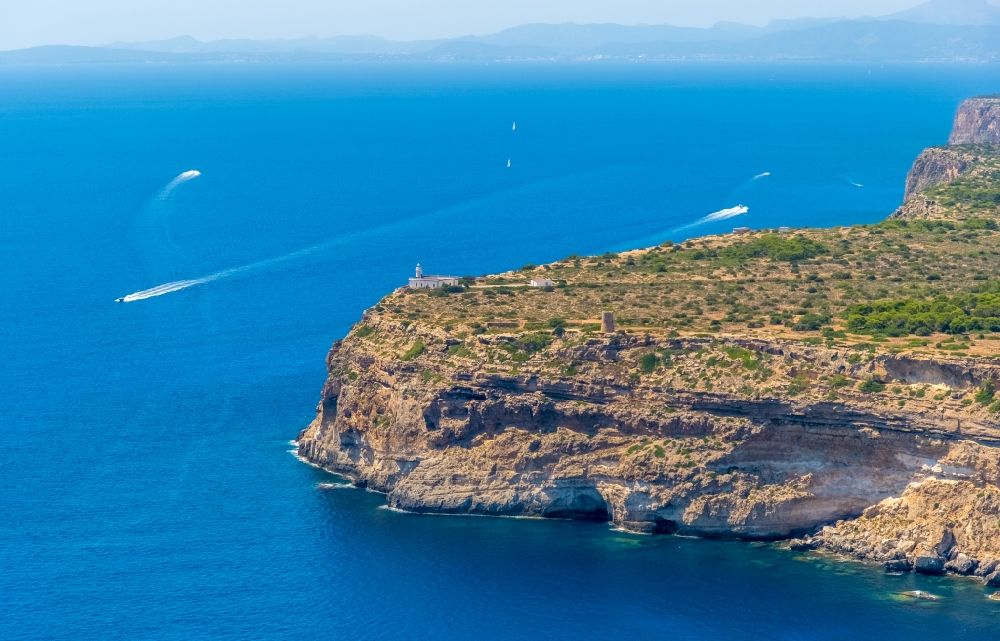 Llucmajor aus der Vogelperspektive: Felsen- Küsten- Landschaft an der Steilküste Far de Cap Blanc in Llucmajor in Balearische Insel Mallorca, Spanien