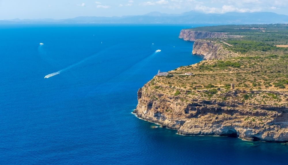 Luftbild Llucmajor - Felsen- Küsten- Landschaft an der Steilküste Far de Cap Blanc in Llucmajor in Balearische Insel Mallorca, Spanien