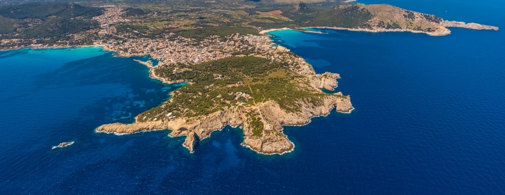 Luftaufnahme Cala Gat - Felsen- Küsten- Landschaft an der Steilküste am Faro de Capdepera in Cala Gat in Balearische Insel Mallorca, Spanien