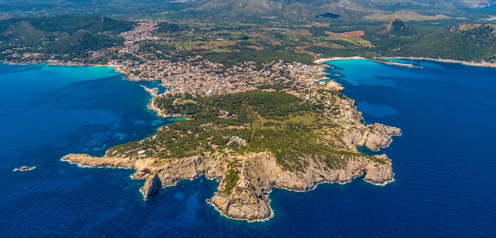 Cala Gat aus der Vogelperspektive: Felsen- Küsten- Landschaft an der Steilküste am Faro de Capdepera in Cala Gat in Balearische Insel Mallorca, Spanien