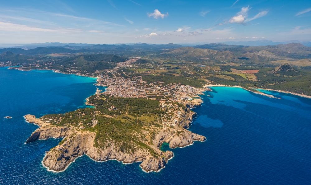 Luftbild Cala Gat - Felsen- Küsten- Landschaft an der Steilküste am Faro de Capdepera in Cala Gat in Balearische Insel Mallorca, Spanien