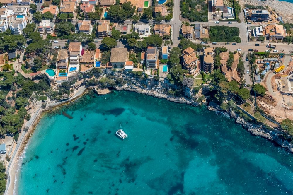 Luftaufnahme Porto Cristo - Felsen- Küsten- Landschaft an der Steilküste mit Ferienhäusern in Porto Cristo in Balearische Insel Mallorca, Spanien