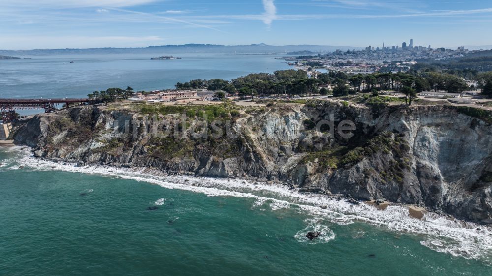 Luftbild San Francisco - Felsen- Küsten- Landschaft an der Steilküste Golden Gate Bridge in San Francisco in Kalifornien, USA
