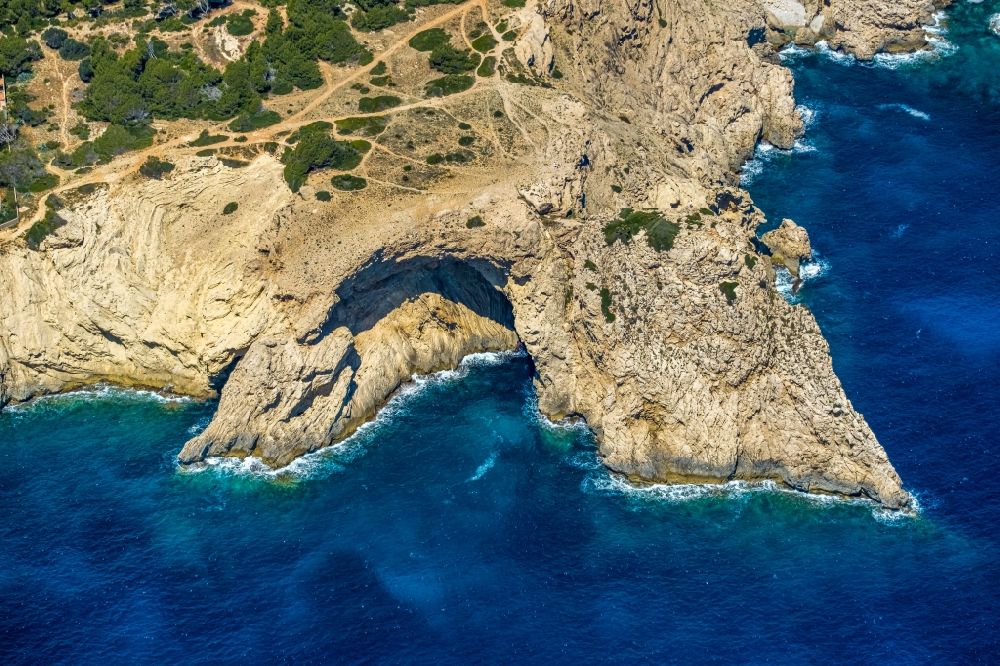 Luftaufnahme Cala Gat - Felsen- Küsten- Landschaft an der Steilküste mit der Höhle der Cova de Castellat in Cala Gat in Balearische Insel Mallorca, Spanien